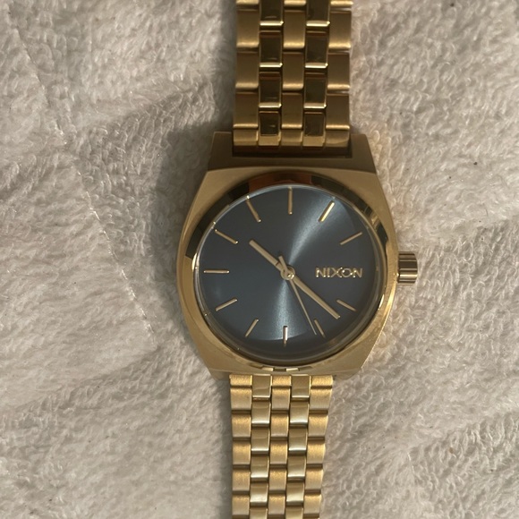 Nixon Gold minimalist Watch, new without box - Picture 5 of 5